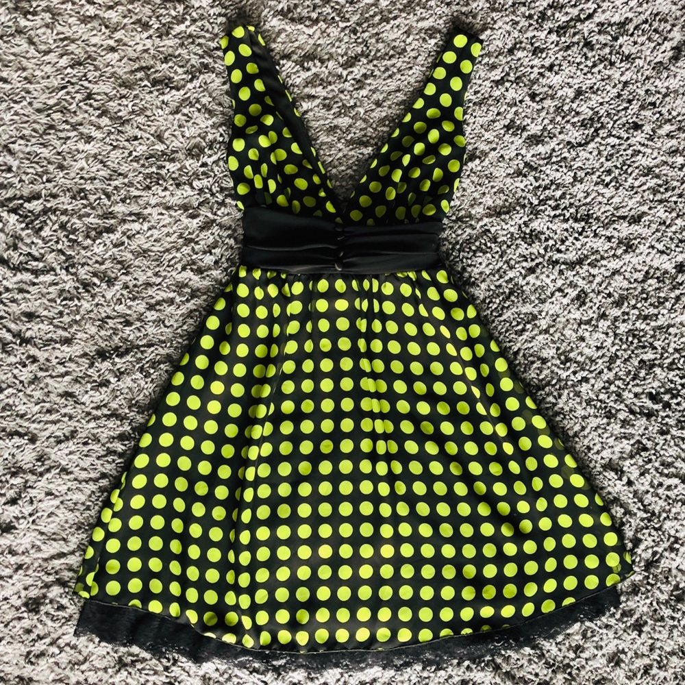 ❌SOLD Cute, delicate polka dots with lace detail